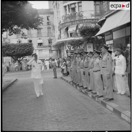 Revue des troupes par le général de corps d'armée Cherrière lors d'une prise d'armes à Alger.