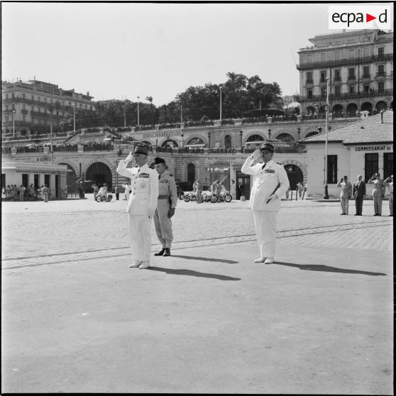 Salut du général de corps d'armée Cailles et du général de corps d'armée Cherrière sur l'esplanade de la gare maritime d'Alger.