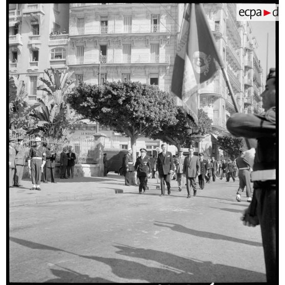 Arrivée de François Mitterrand, ministre de l'Intérieur,du maire d'Alger et du général de corps d'armée, Cherrière lors d'une prise d'arme à Alger.