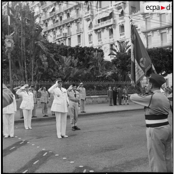 Salut au drapeau du général de corps d'armée Cherrière, commandant de la Xe région militaire lors d'une prise d'armes à Alger.