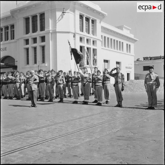 Troupes au garde à vous lors de la visite du général Cailles à la gare maritime d'Alger.