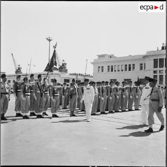 Revue des troupes par les généraux de corps d'armée Cailles et Cherrières à la gare maritime d'Alger.