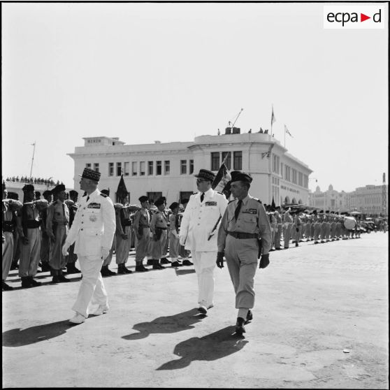 Revue des troupes par les généraux de corps d'armée Cailles et Cherrières à la gare maritime d'Alger.