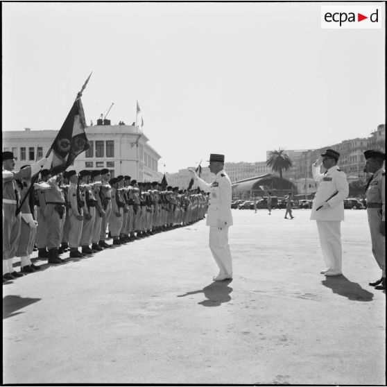 Revue des troupes par les généraux de corps d'armée Cailles et Cherrières à la gare maritime d'Alger.
