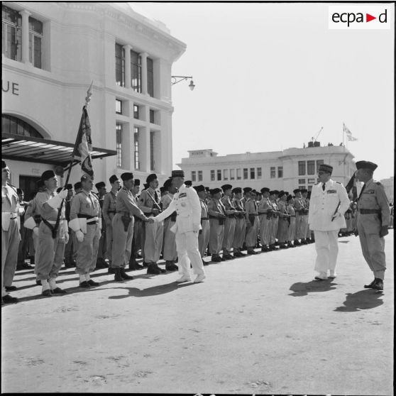 Revue des troupes par les généraux de corps d'armée Cailles et Cherrières à la gare maritime d'Alger.