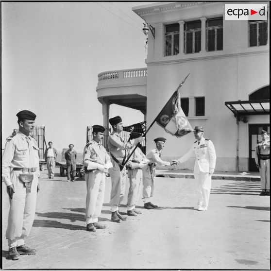 Poignée de main entre le général de corps d'armée Cailles et un soldat du 45e régiment de Transmissions (45e RT) à la gare maritime d'Alger.