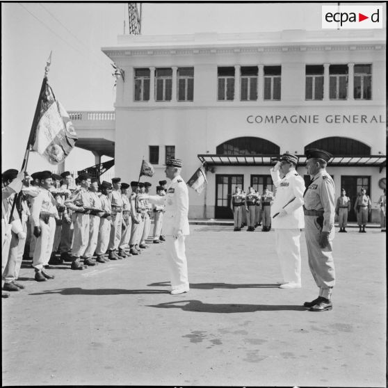 Salut des généraux de corps d'armée Cailles (devant) et Cherrières au drapeau du 45e régiment de Transmissions (RT) à la gare maritime d'Alger.