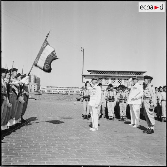Salut des généraux de corps d'armée Cailles (devant) et Cherrières au drapeau du 45e régiment de Transmissions (RT) à la gare maritime d'Alger.