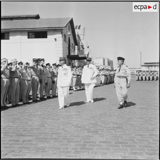Salut des généraux de corps d'armée Cailles et Cherrières aux délégations militaires à la gare maritime d'Alger.