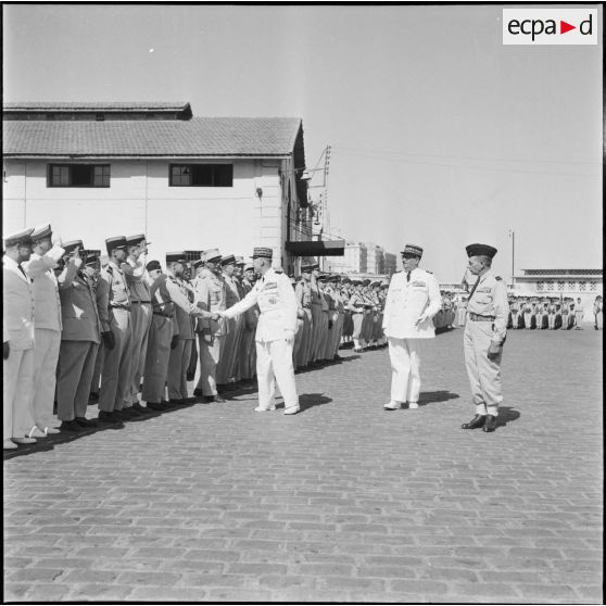 Salut des généraux de corps d'armée Cailles et Cherrières aux délégations militaires à la gare maritime d'Alger.