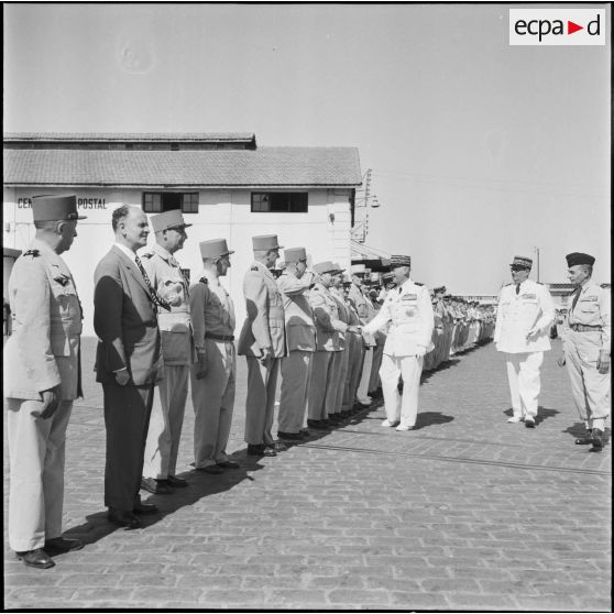Salut des généraux de corps d'armée Cailles et Cherrières aux délégations militaires à la gare maritime d'Alger.