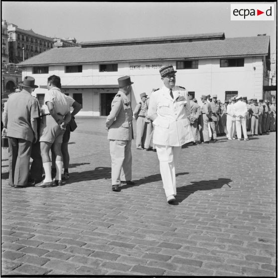 Salut des généraux de corps d'armée Cailles et Cherrières aux délégations militaires à la gare maritime d'Alger.