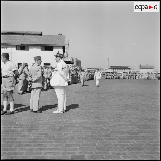 Conversation entre un général de division et le général de corps d'armée Cherrière à la gare maritime d'Alger.