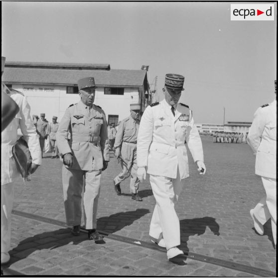 Arrivée du général Cailles (à droite) accompagné d'un général de division à la gare maritime d'Alger.