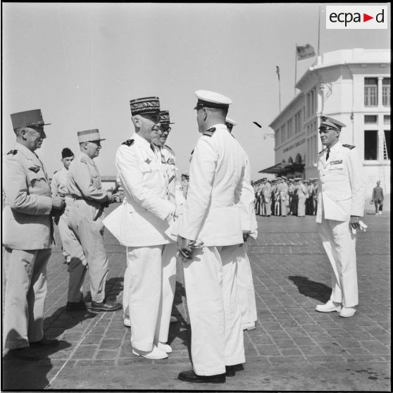 Poignée de main entre le général de corps d'armée Cailles et un lieutenant-colonel à la gare maritime d'Alger.