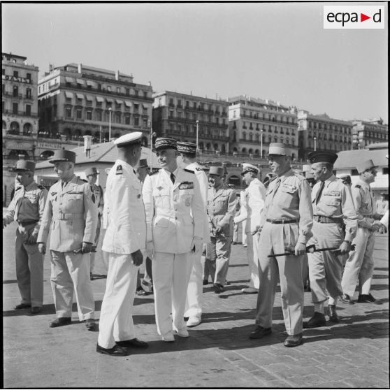 Conversation entre le général de corps d'armées Cailles et un officier supérieur sur l'esplanade de la gare maritime d'Alger.