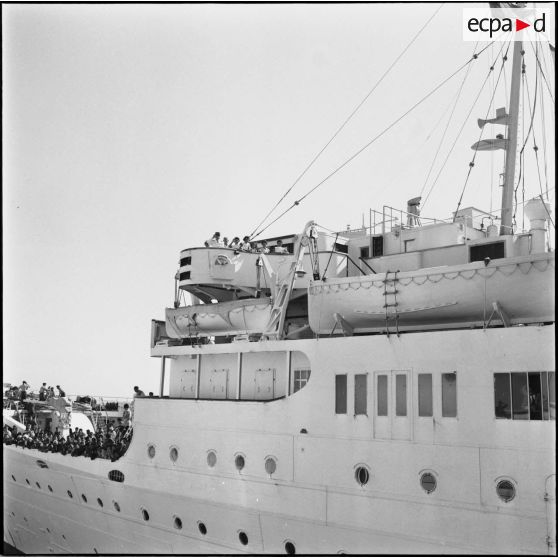 Le paquebot le Kairouan quittant le port d'Alger avec à son bord le général Cailles.