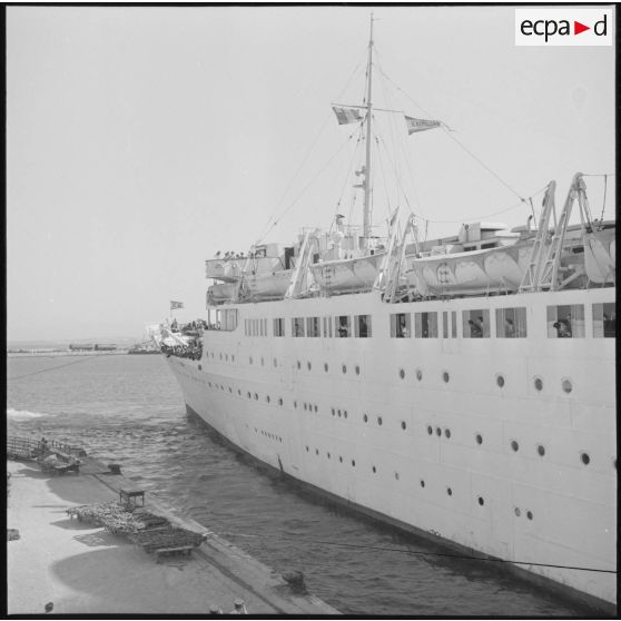 Le paquebot le Kairouan quittant le port d'Alger avec à son bord le général Cailles.