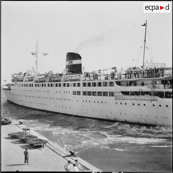 Le paquebot le Kairouan quittant le port d'Alger avec à son bord le général Cailles.