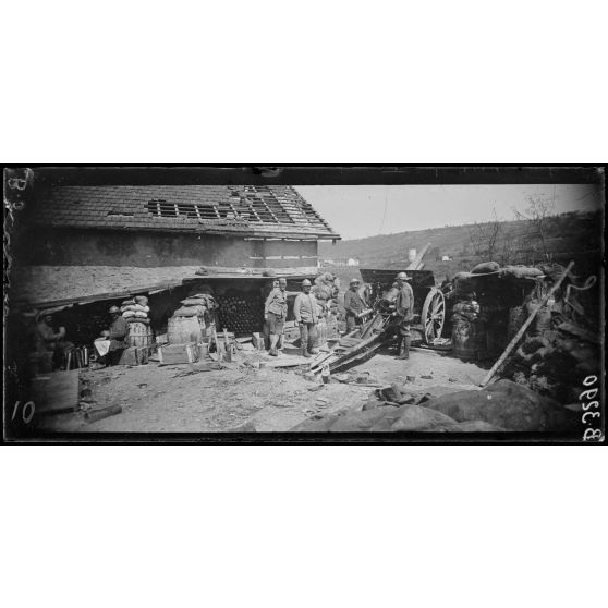 Région de Verdun, près du fort St-Michel. Canon de 105 à tir rapide. Chargement du canon. [légende d'origine]