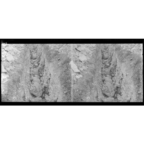 Région de Verdun. Soldats en réserve couchés dans un boyau. [légende d'origine]