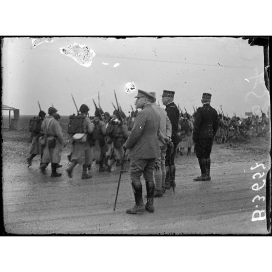 Somme. Défilé d'un régiment territorial devant le Président et les généraux Joffre, Roques et Duparge. [légende d'origine]