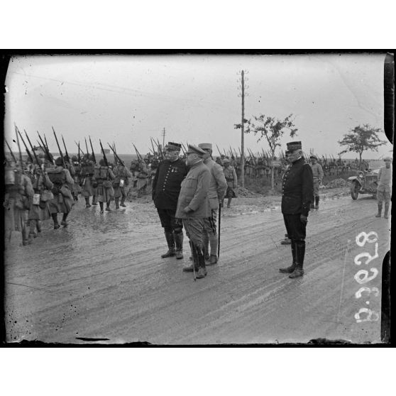 Somme. Défilé d'un régiment territorial devant le Président et les généraux Joffre, Roques et Duparge. [légende d'origine]