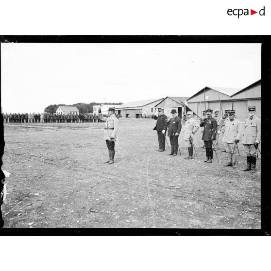 Camp d'Avord, visite de Mr. Sharp, ambassadeur des Etats-Unis, aux aviateurs américains. Salut à l'Amérique par le colonel aviateur Girod. [légende d'origine]