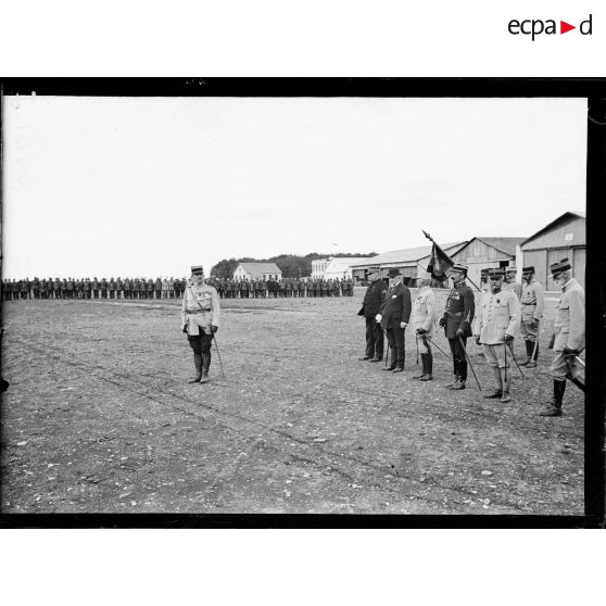 Camp d'Avord, visite de Mr. Sharp, ambassadeur des Etats-Unis, aux aviateurs américains. Le colonel aviateur Girod prononce son discours. [légende d'origine]