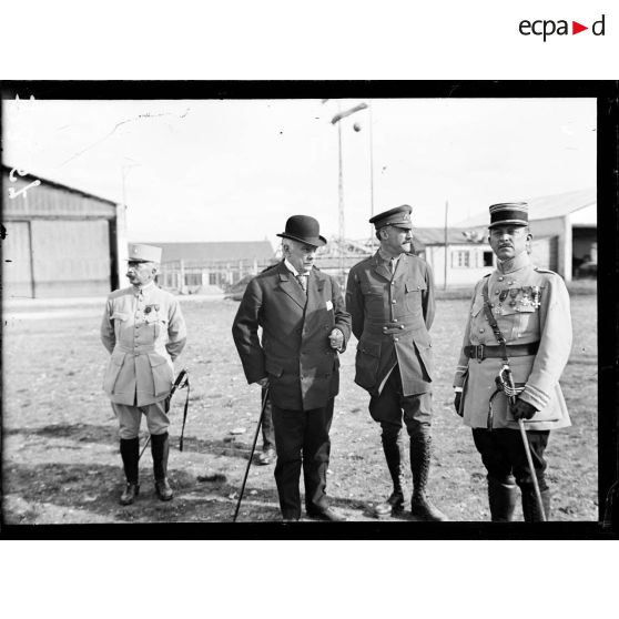 Camp d'Avord, Mr. Sharp, l'attaché militaire américain et le colonel Girod. [légende d'origine]