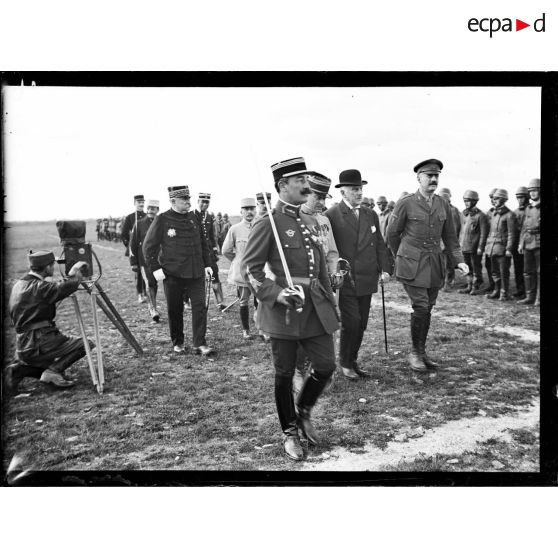 Camp d'Avord, Mr. Sharp et le colonel aviateur Girod passent en revue les aviateurs américains. [légende d'origine]