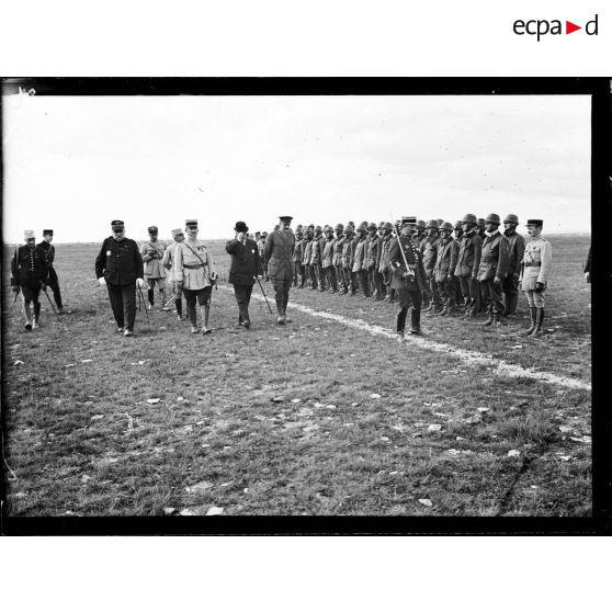 Camp d'Avord, Mr. Sharp et le colonel aviateur Girod passent en revue les aviateurs. [légende d'origine]