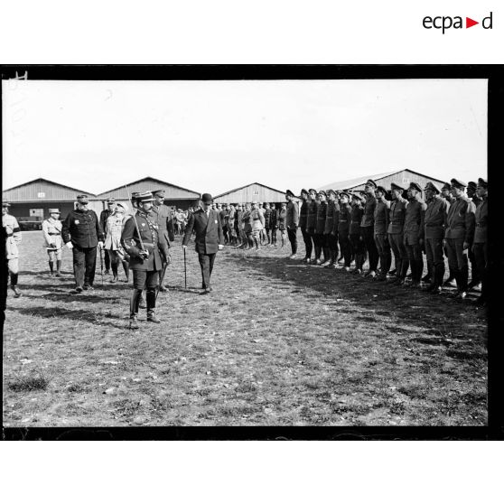 Camp d'Avord, Mr. Sharp passe en revue les pilotes russes. [légende d'origine]