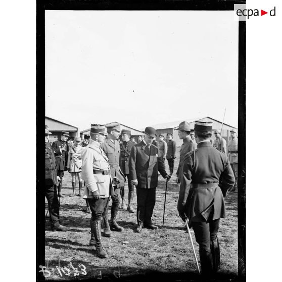 Camp d'Avord, Mr. Sharp s'entretient avec un aviateur américain. [légende d'origine]