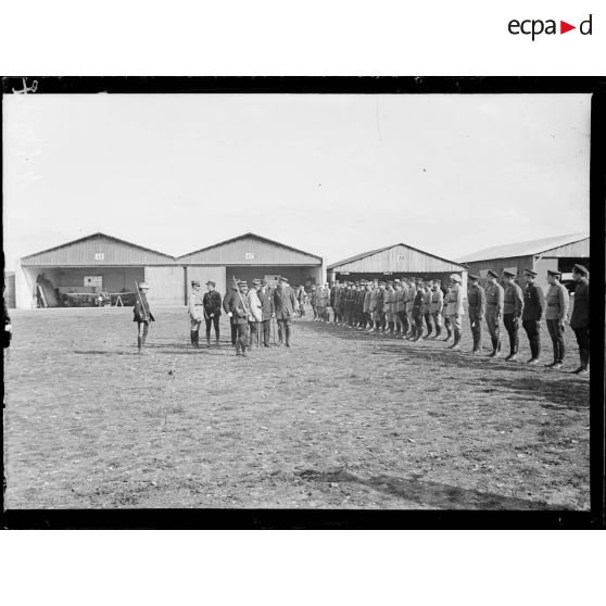 Camp d'Avord, Mr. Sharp et le colonel aviateur Girod passant la revue. [légende d'origine]
