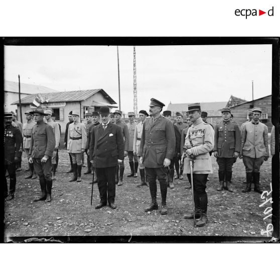 Camp d'Avord, visite de Mr. Sharp aux aviateurs américains. Mr. Sharp, l'attaché militaire américain et le colonel aviateur Girod. [légende d'origine]