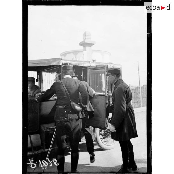 Camp d'Avord, visite de Mr. Sharp aux aviateurs américains. Mr. Sharp quitte le camp. [légende d'origine]