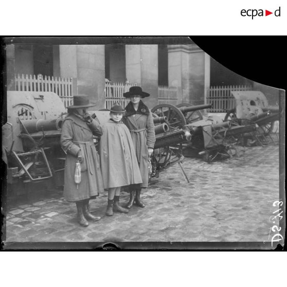 [Remise de la médaille militaire au commandant Beaudouin. La famille du commandant.]