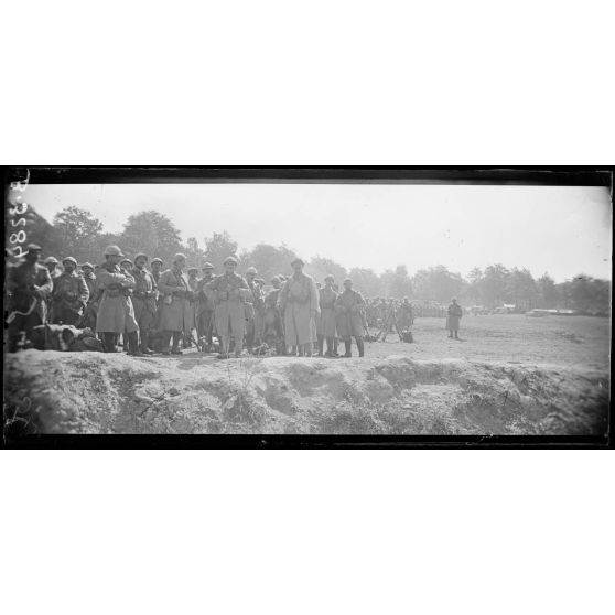 Près Regret, Meuse. Troupes de relève gagnant les premièrs lignes. [légende d'origine]