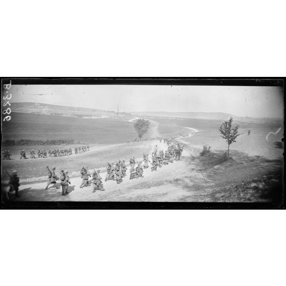 Près Regret, Meuse. Colonnes d'infanterie gagnant les premières lignes.