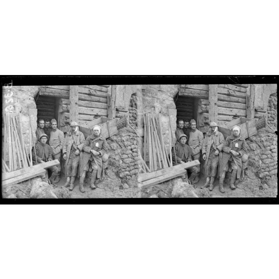 Intérieur du fort de Tavannes. Le poste de secours du fort. Blessés attendant l'évacuation. [légende d'origine]