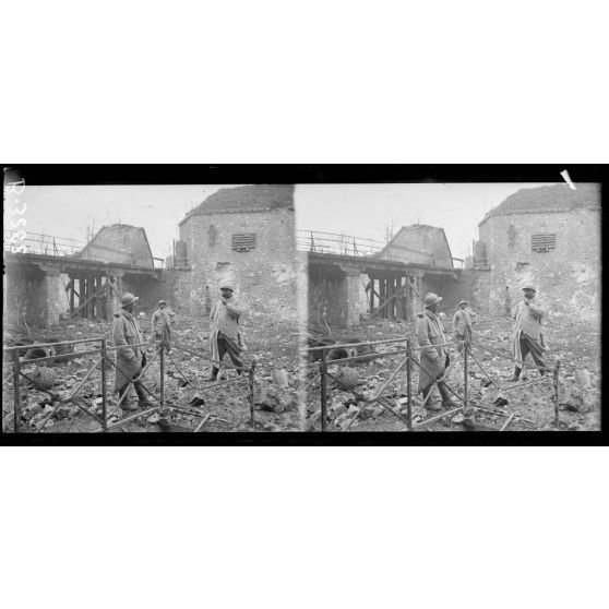 Entrée principale du fort de Tavannes et le premier fossé. [légende d'origine]