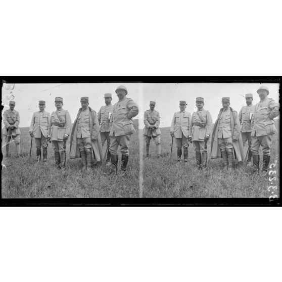 Devant Verdun : le général Mangin et son état-major. [légende d'origine]