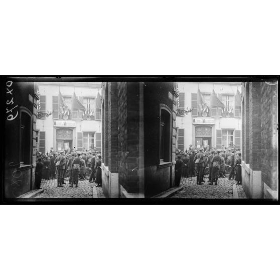 Maubeuge (Nord). Manifestations devant la mairie à l'occasion de l'armistice. On montre aux habitants le portrait du maréchal Foch offert par la SPCA. [légende d'origine]