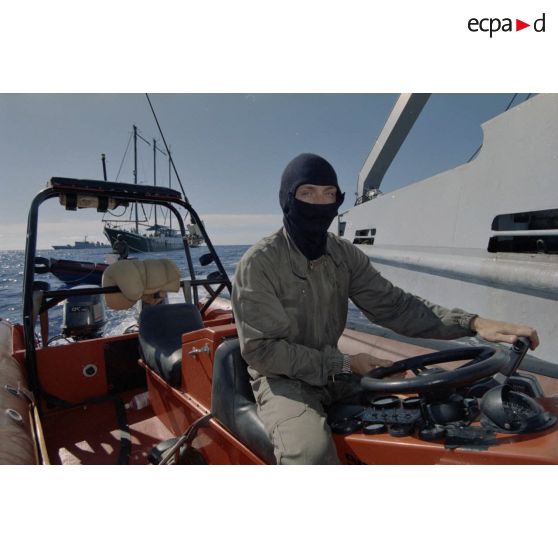 Un second-maître du commando marine Hubert pilote un zodiac et patrouille à côté du navire Rainbow Warrior II de Greenpeace après son arraisonnement.