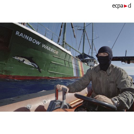 Un second-maître du commando marine Hubert pilote un zodiac et patrouille à côté du navire Rainbow Warrior II de Greenpeace après son arraisonnement. Dessin de dauphin sur l'étrave du navire.