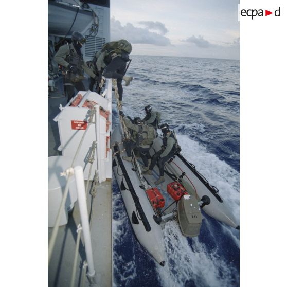 Du pont de La Railleuse (P689), mise à l'eau des zodiacs et embarquement des commandos de marine Hubert  pour la mission d'arraisonnement du navire Rainbow Warrior II de l'association Greenpeace, ayant pénétré dans les eaux territoriales françaises et zone interdite autour du site de Mururoa.