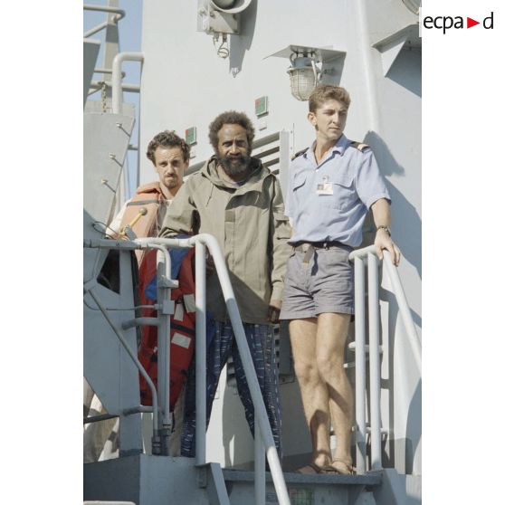 Après avoir été interrogés par les gendarmes, transbordement depuis le remorqueur-ravitailleur Revi (A635) vers le patrouilleur La Railleuse de passagers du navire Rainbow Warrior II de l'association Greenpeace, arraisonné pour avoir pénétré dans les eaux territoriales françaises et zone interdite autour du site de Mururoa le 9 juillet au matin.