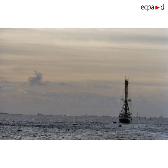 Le 9 juillet au petit matin, arraisonnement du navire Rainbow Warrior II de Greenpeace devant la passe de Moruroa, pour pénétration dans les eaux territoriales françaises interdites, et abordage par les zodiacs des commandos de marine Hubert.