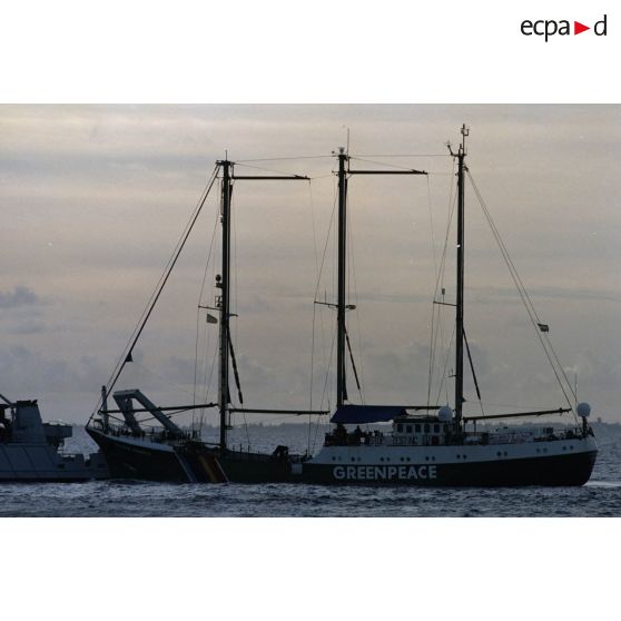 Le 9 juillet au petit matin, après une première tentative, arraisonnement et choc entre le remorqueur-ravitailleur Revi (A634) et le navire Rainbow Warrior II de Greenpeace devant la passe de Moruroa, pour pénétration dans les eaux territoriales françaises interdites, et abordage par les zodiacs des commandos de marine Hubert.